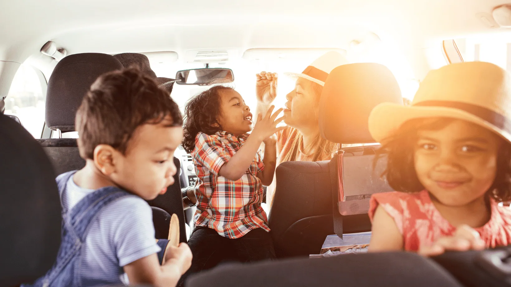 Una familia con tres niños pequeños de viaje por carretera en Marruecos